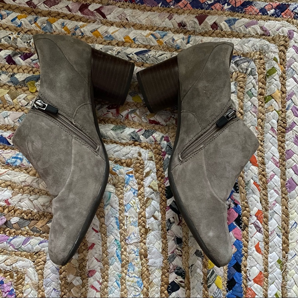 Clarks Unstructured gray suede booties - Picture 4 of 6